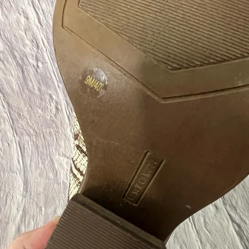 Vince Camuto Bootie Size 9